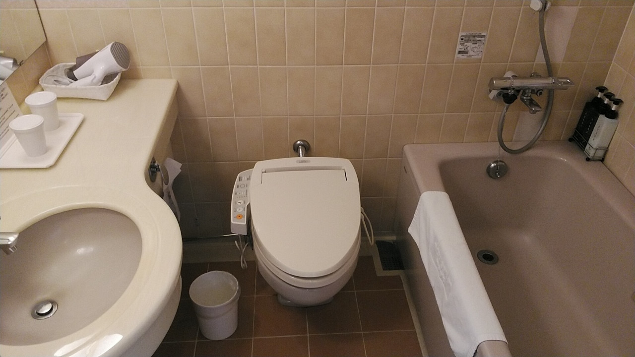 色違いのタイルの補修やシール貼りの所もちぐはぐでみすぼらしい