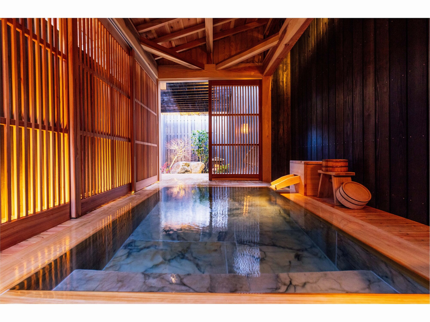 露天風呂付客室に泊まって、彼との仲をもっと深めよう4575232