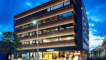 施設の正面 (日没後) / 1