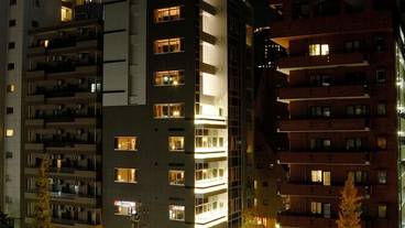 施設の正面 (日没後) / 3