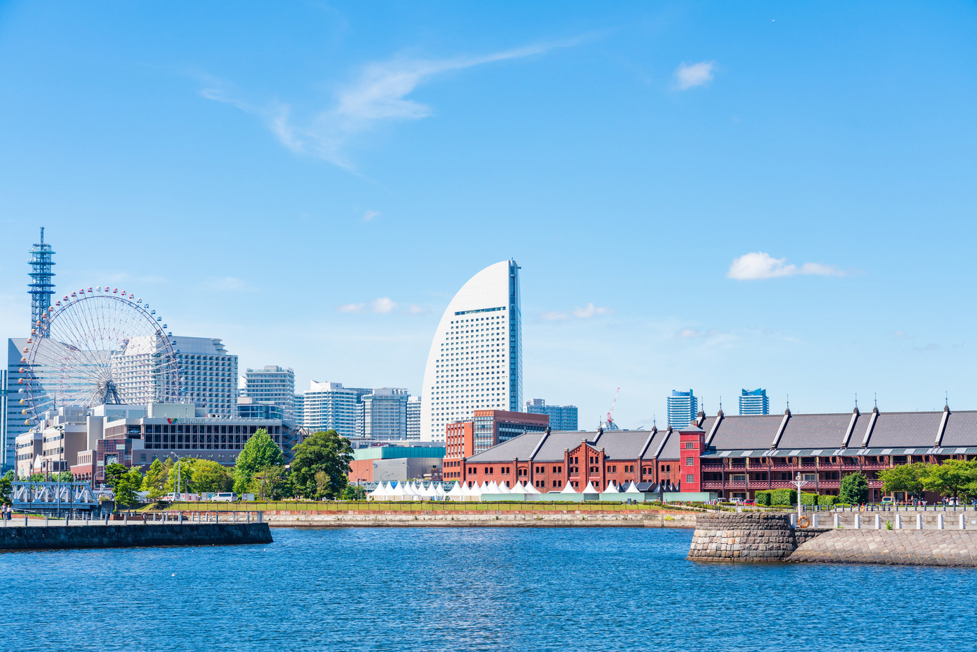 神奈川県　9月の横浜港　赤レンガ倉庫とみなとみらいの風景
