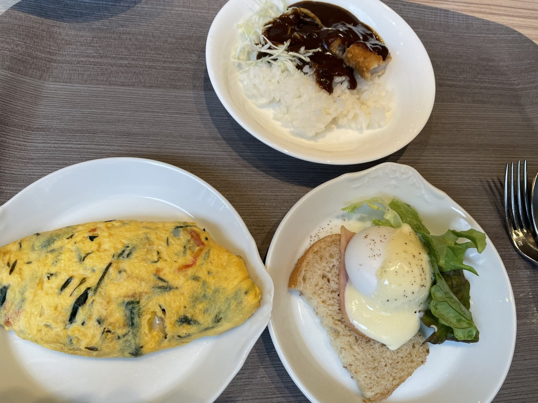 玉子料理はオムレツとエッグベネディクトをいただきました