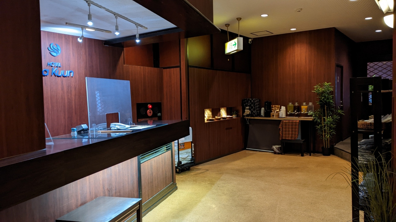 ホテルロビー。奥に飲み物が