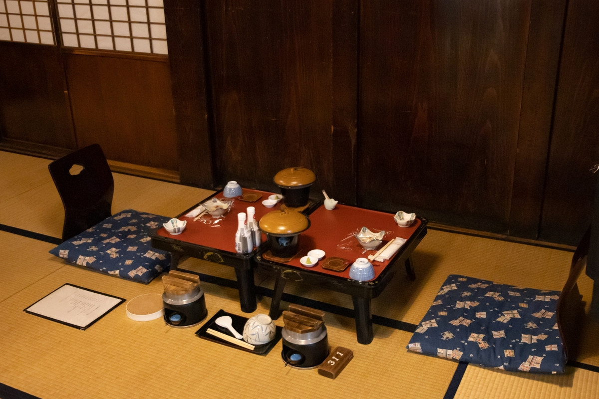 二人の食事はお膳にて。テーブル席もありました。