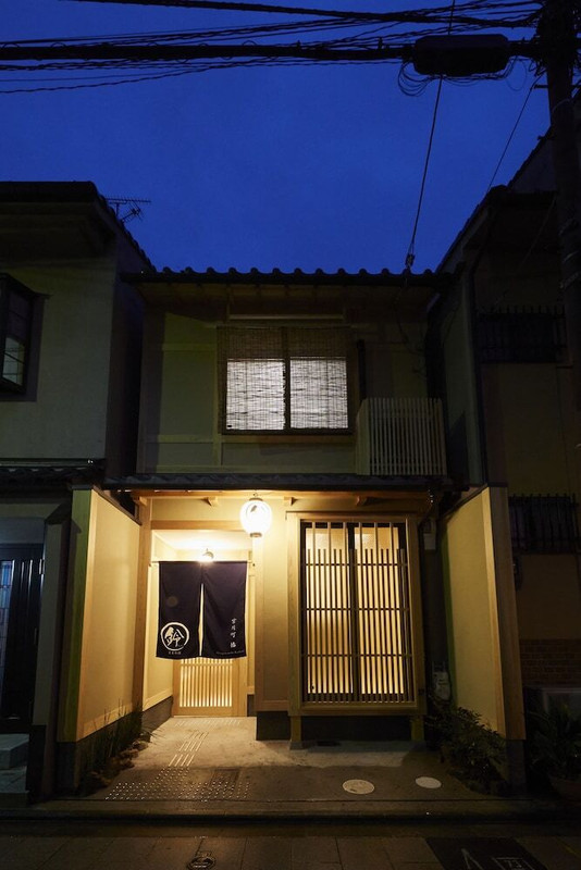 施設の正面 (日没後)