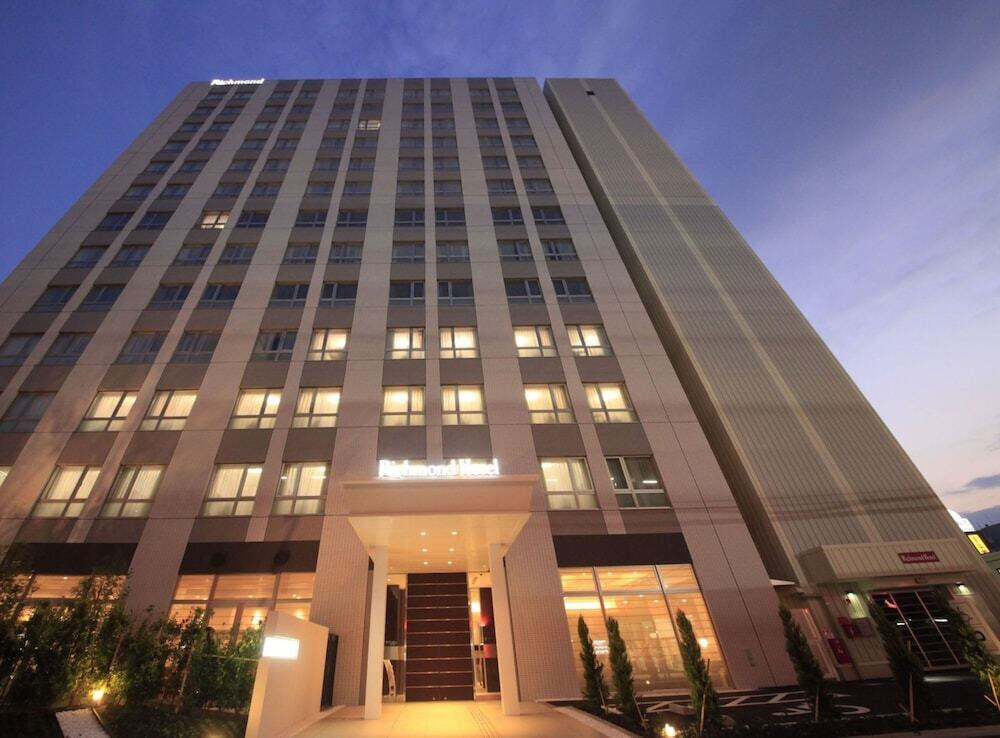 施設の正面 (日没後)