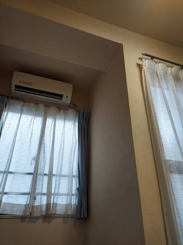 変わった形の居室ですが、ベランダあり