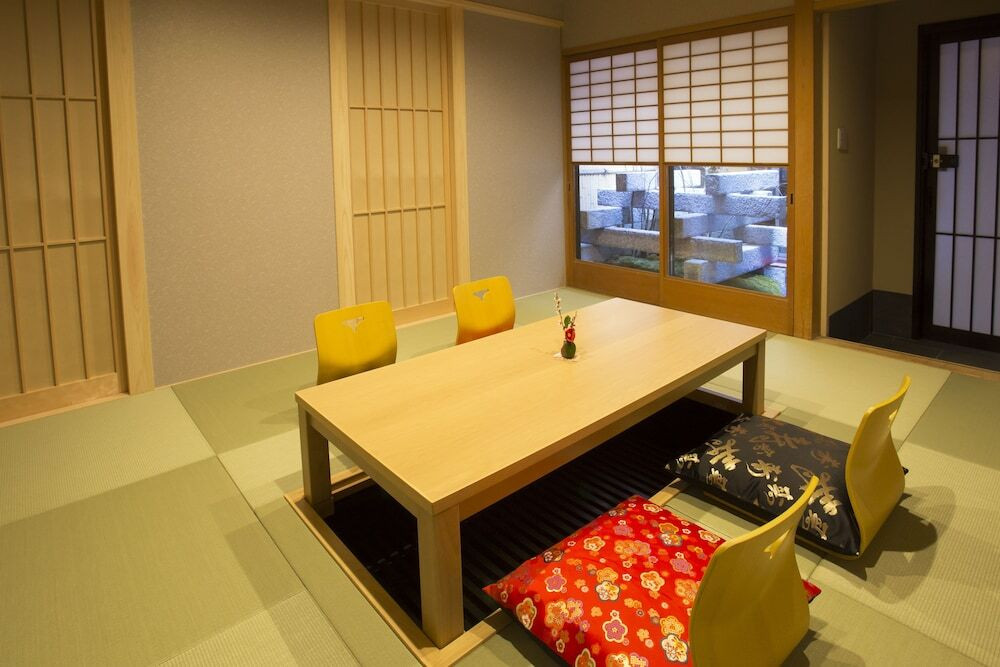 客室内のダイニングエリア