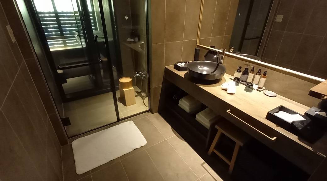 洗面室やシャワー室は床暖房完備 / 2