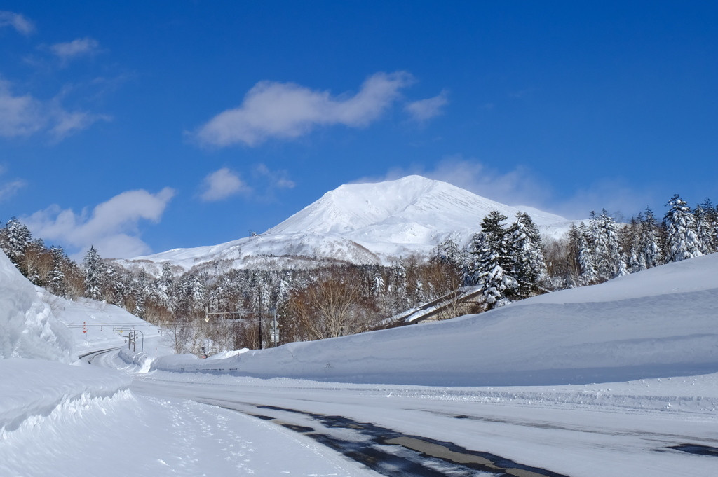 6.少人数で雪山になった旭岳をトレッキング4083915