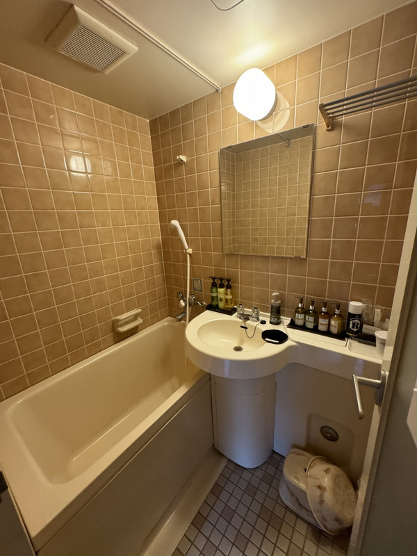 洗面所ばUBと共有。