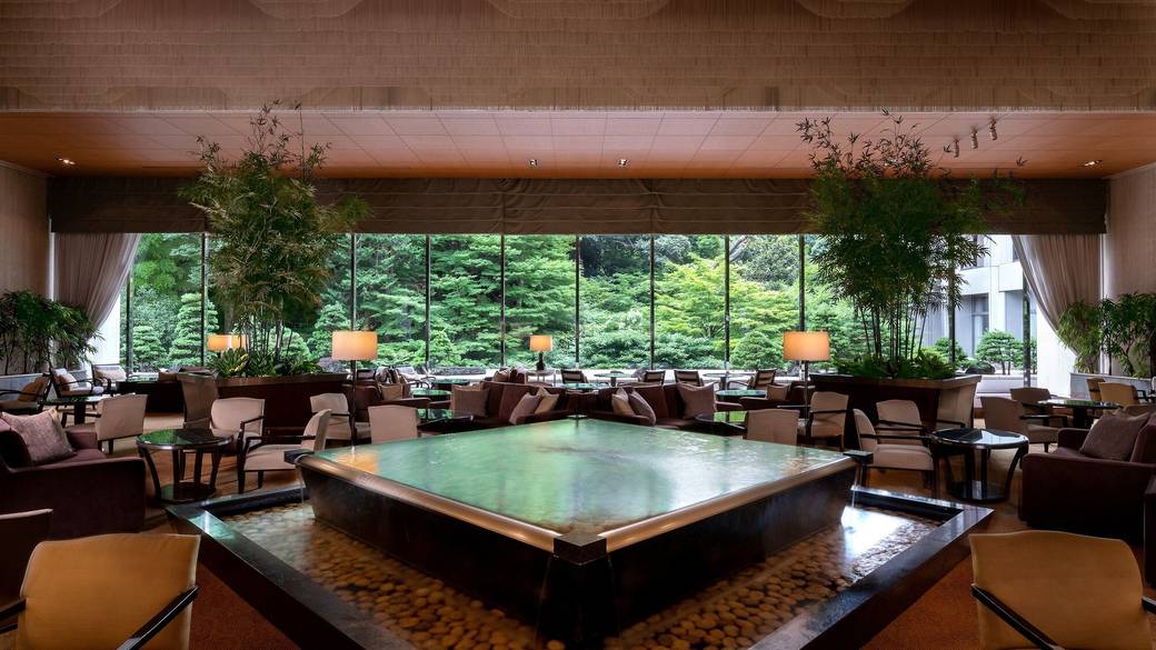 緑鮮やかな庭園を横目に
チェックイン
 / 2