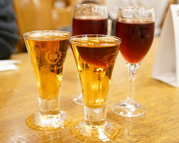 「神谷バー」ドリンク 588146 2015.10 デンキブラン（270円）、ハチブドー酒赤（270円）