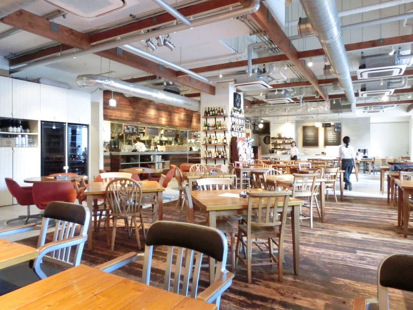 「ARK HiLLS CAFE」内観 20883 店内のテーブル席の風景です