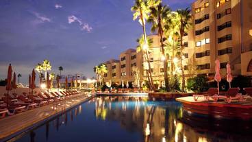 施設の正面 (日没後) / 2