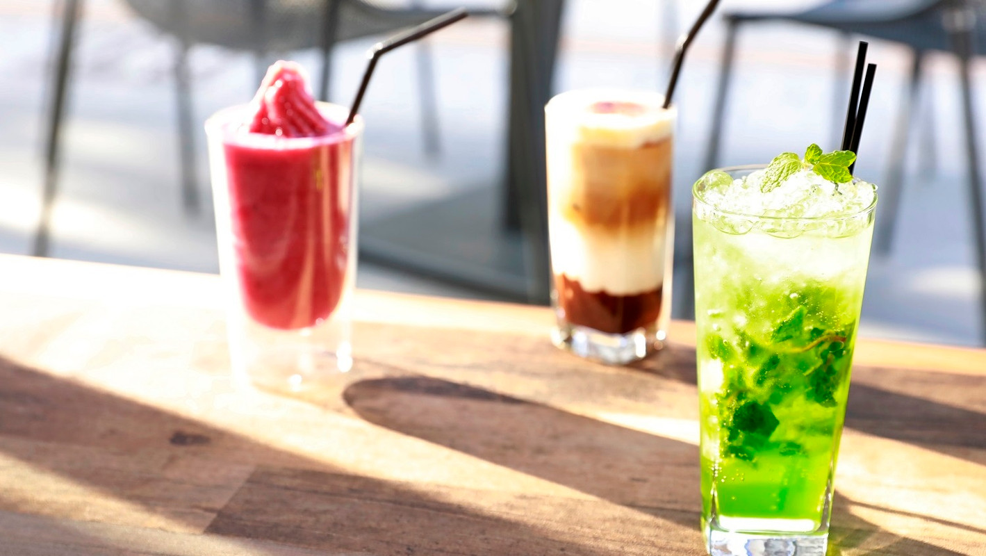 カフェのドリンクと店内