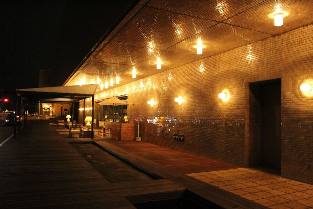 施設の正面 (日没後)