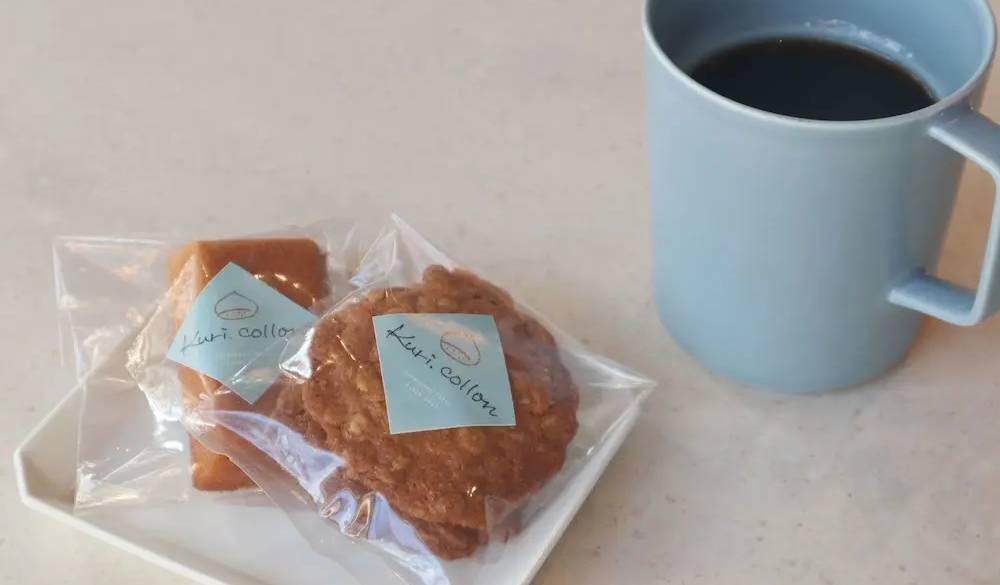 観光の合間に休みたい時は、おやつと一緒にコーヒーはいかが。カフェに漂うOMOオリジナルのブレンドコーヒーの香りに癒されます。