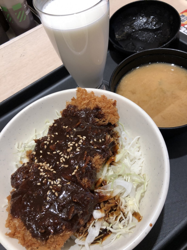二日目の「味噌カツ丼」