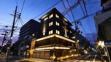 施設の正面 (日没後) / 6