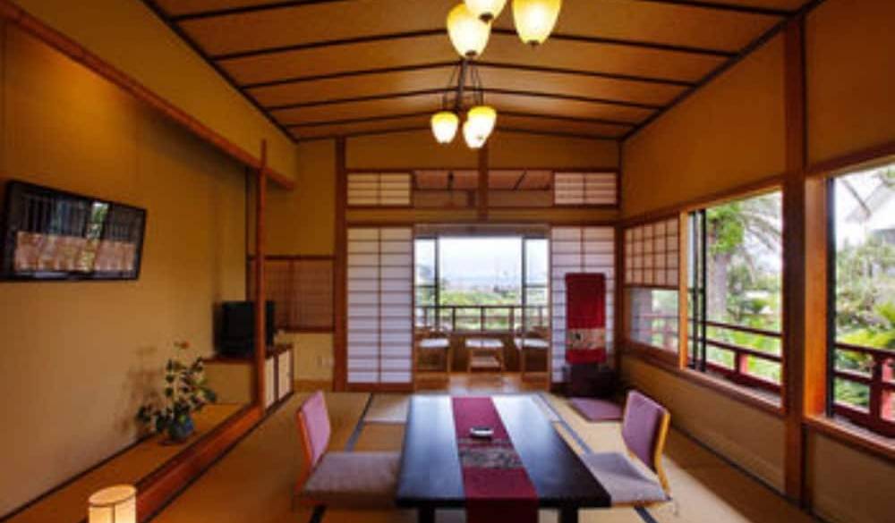 ゆったり時が流れる
寛ぎの客室へ / 4