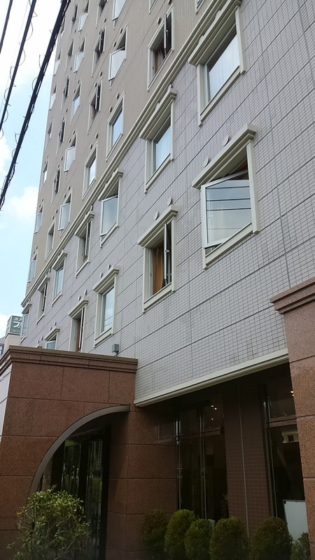 水戸駅から少し歩いた桜川沿いにあります。