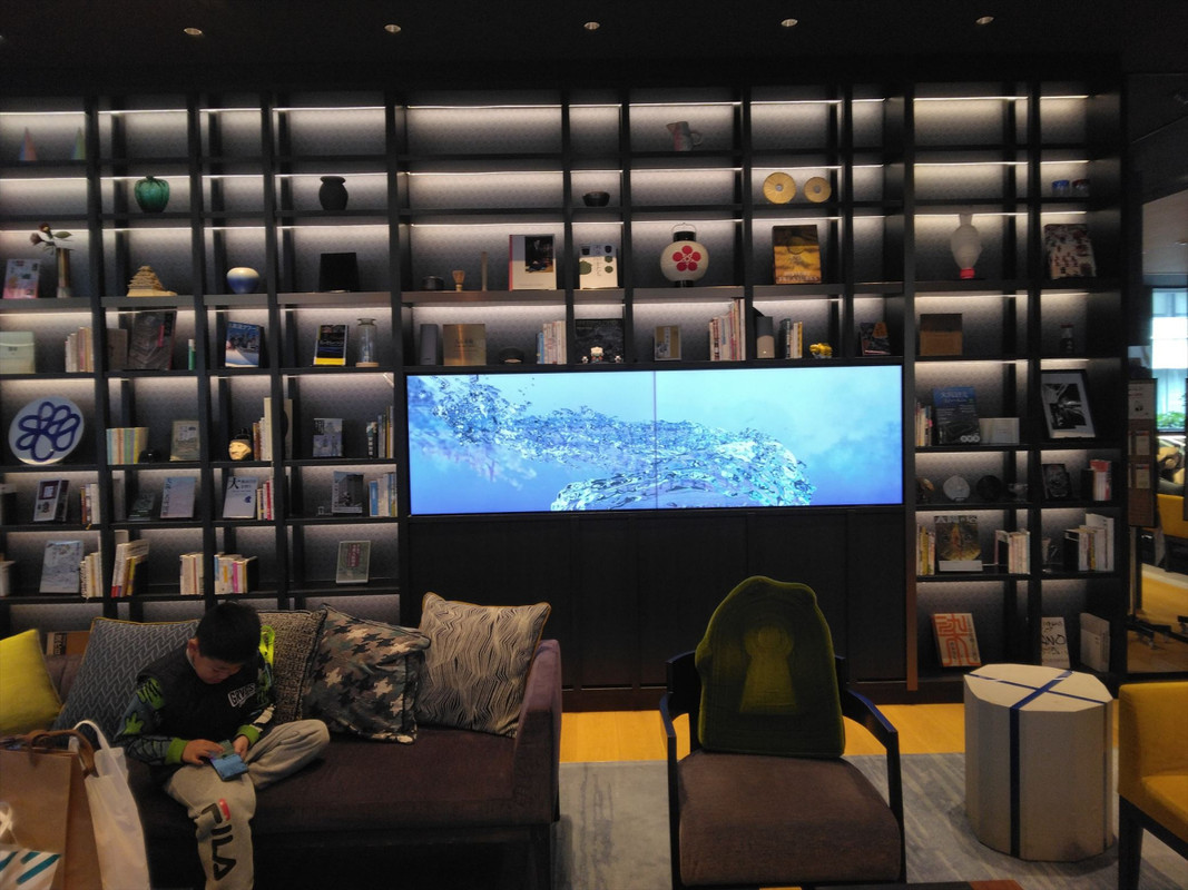 ギャラリーがおしゃれな図書館っぽくて見た目もいい