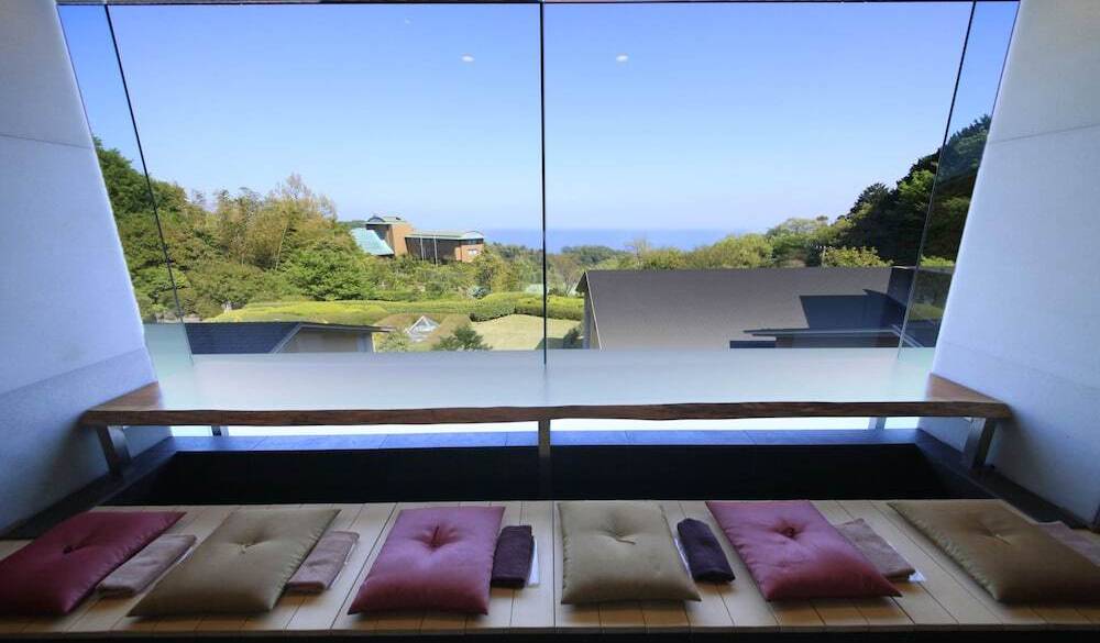 海が見える館内で
チェックイン / 2