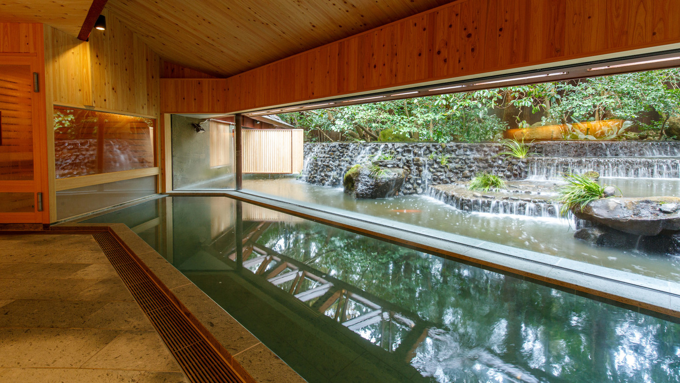 滝が流れる庭園を眺めながら温泉に浸かる3392861