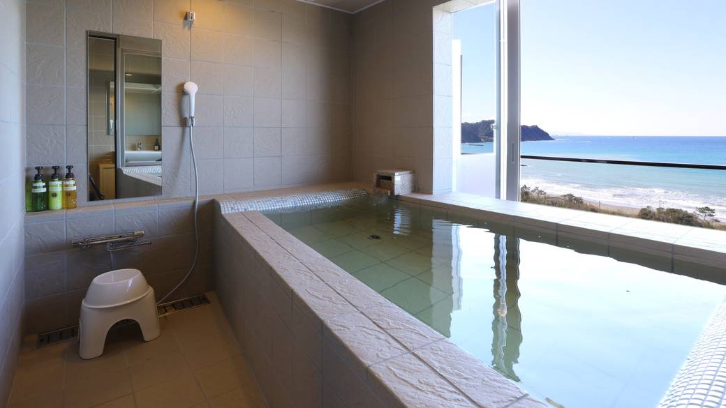 客室の半露天風呂で
気ままに温泉を楽しむ / 1