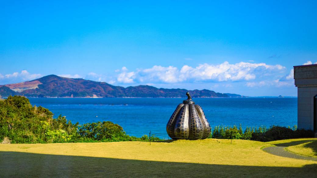 敷地内アート 草間彌生作「南瓜 / 1