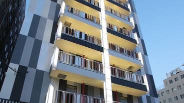 施設の正面 (日没後) / 4