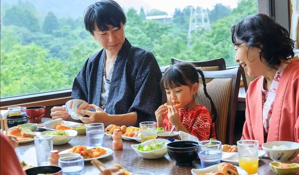 渓谷美を横目に
爽快感溢れる朝食 / 3