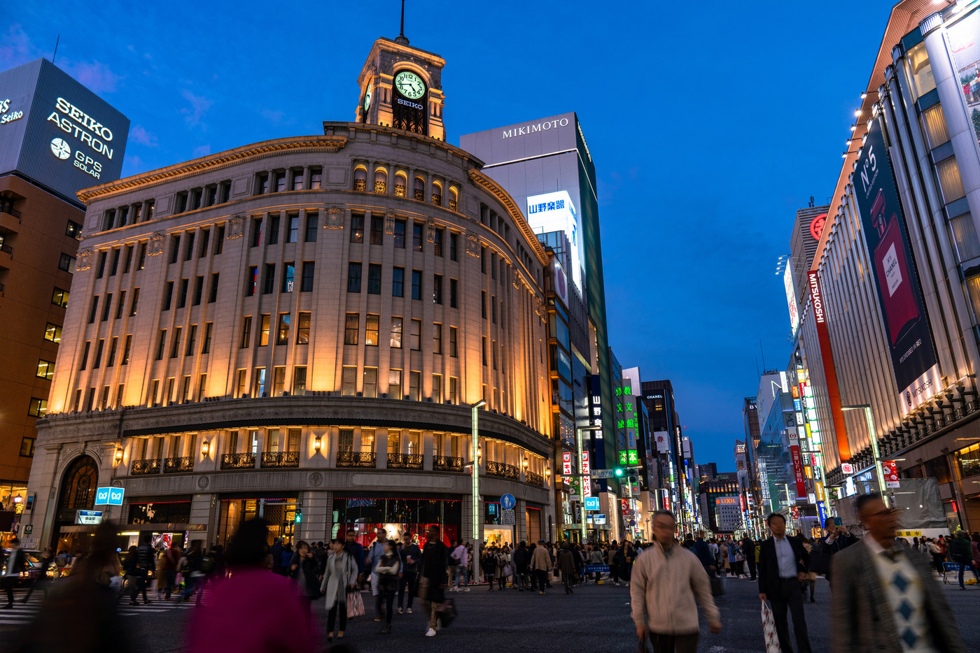 《東京都》銀座の夜景・歩行者天国