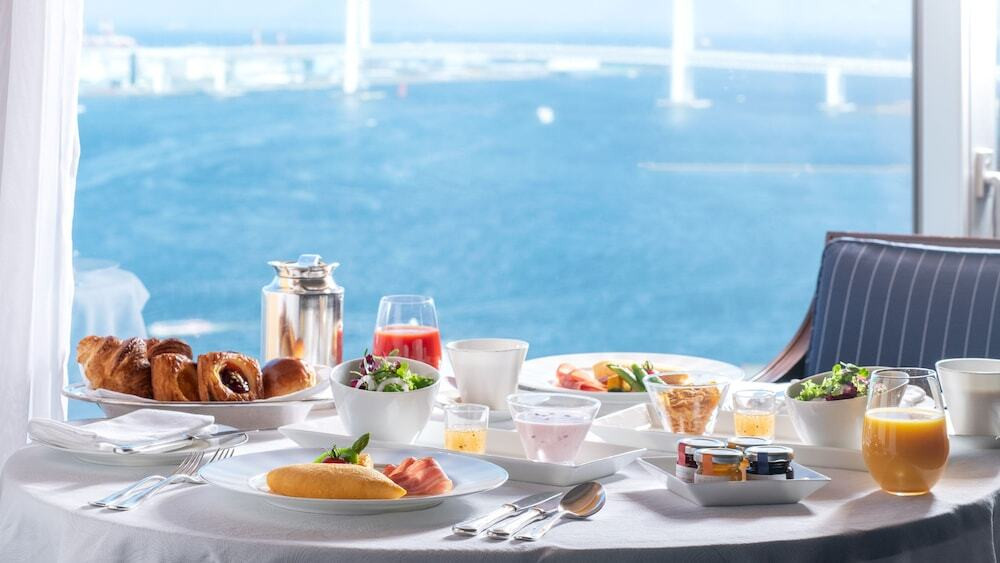 横浜のシンボルと呼ばれるホテルの部屋でコース料理を♪4252346