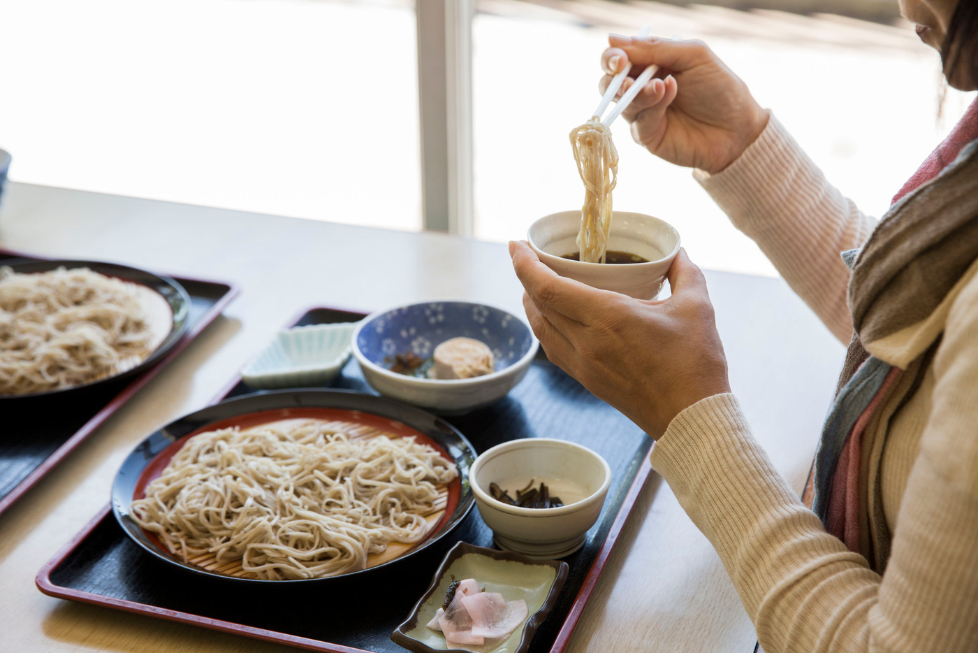 食事をする女性