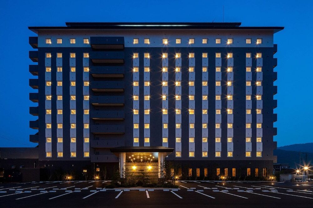 施設の正面 (日没後)