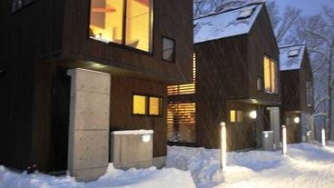 施設の正面 (日没後) / 3