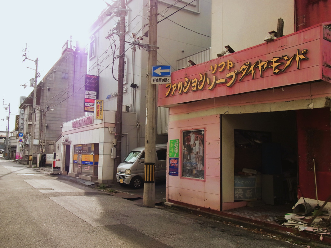 周辺は風俗街の中
