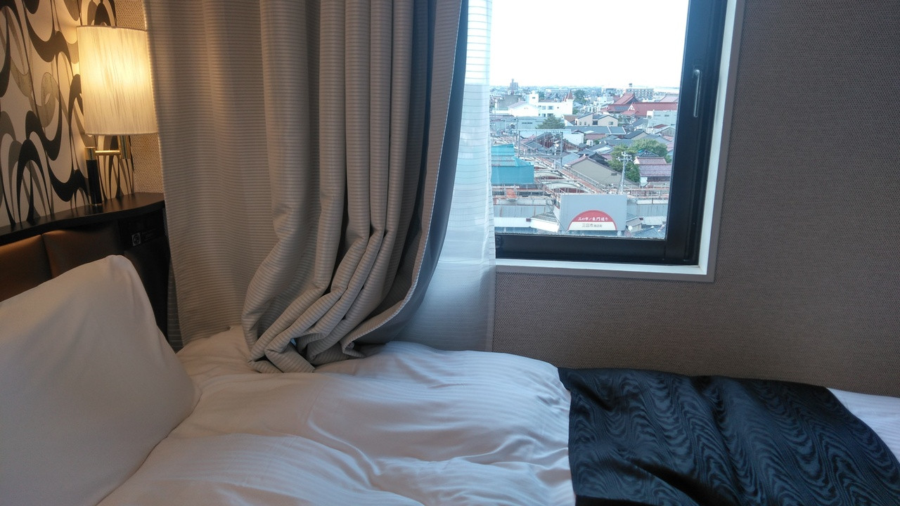 部屋は狭くアパスタンダード。