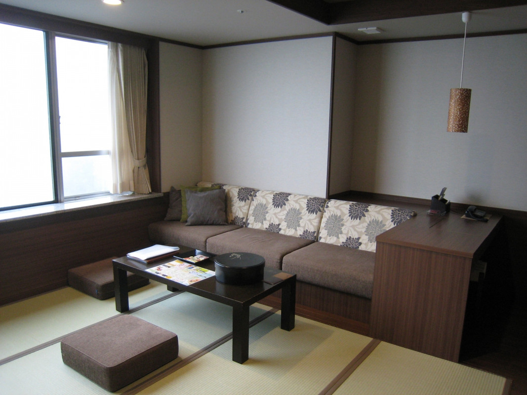 月あかりは畳のスペースでしたが長いソファが便利でした