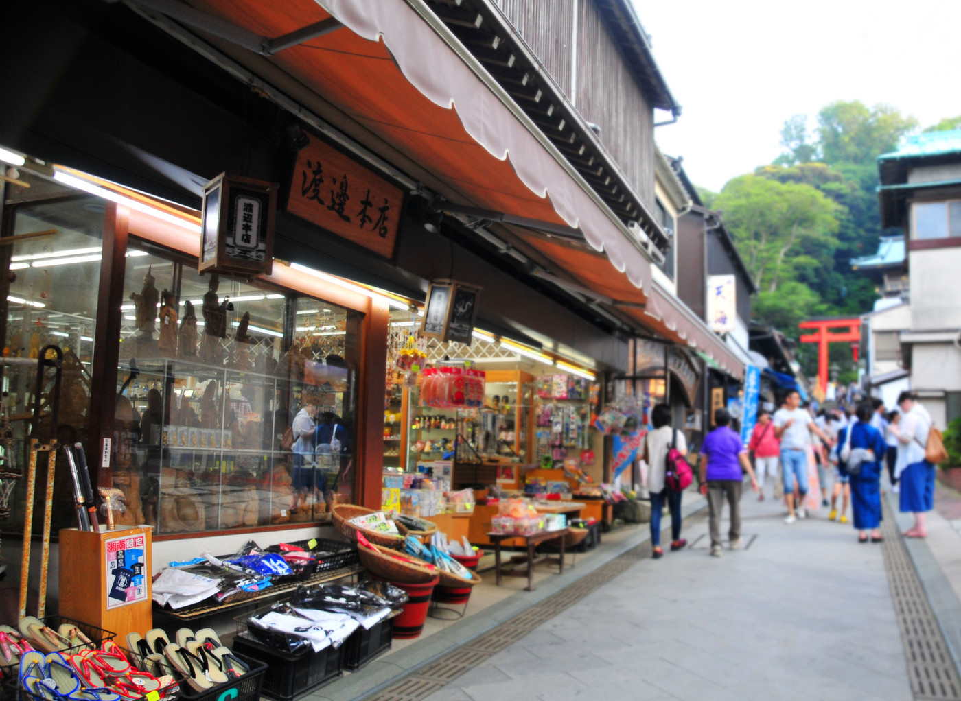 賑わう江島神社の参道