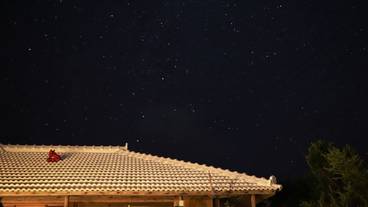 施設の正面 (日没後) / 3