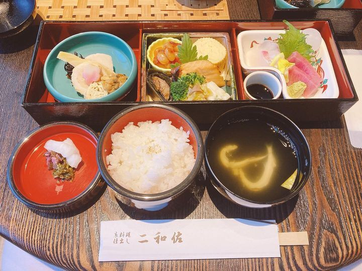 「二和佐」は、1917年創業の仕出し処。仕出し料理は作り置きが主流とされているが、「二和佐」は新鮮な料理を提供するため、お届け時間から逆算して作るというこだわりが / 1