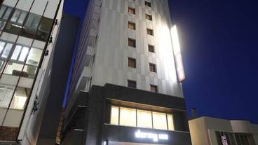 施設の正面 (日没後) / 4