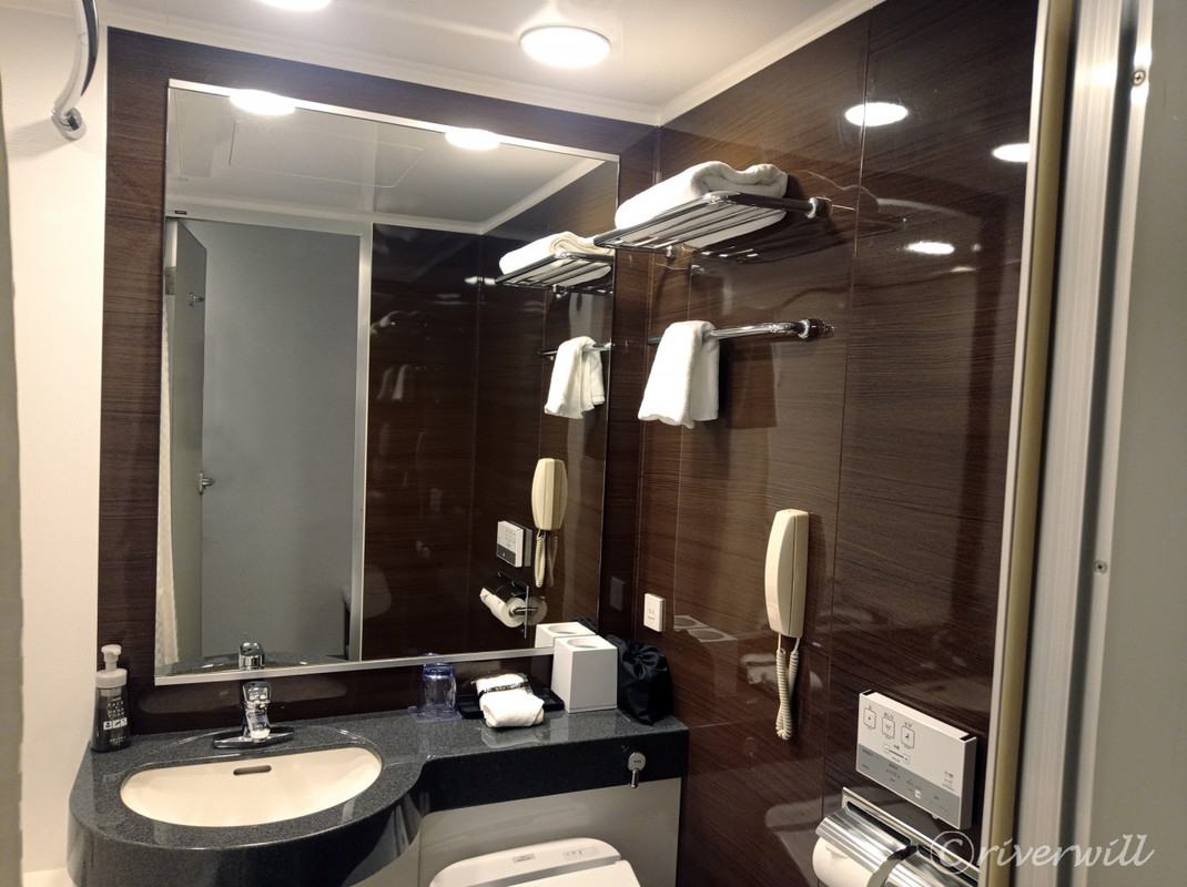 落ち着いたトーンのバスルーム