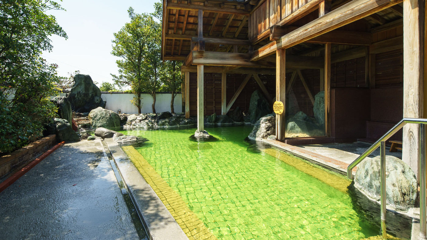 3.エメラルドグリーンの自家源泉が魅力「白玉の湯 泉慶」3549811