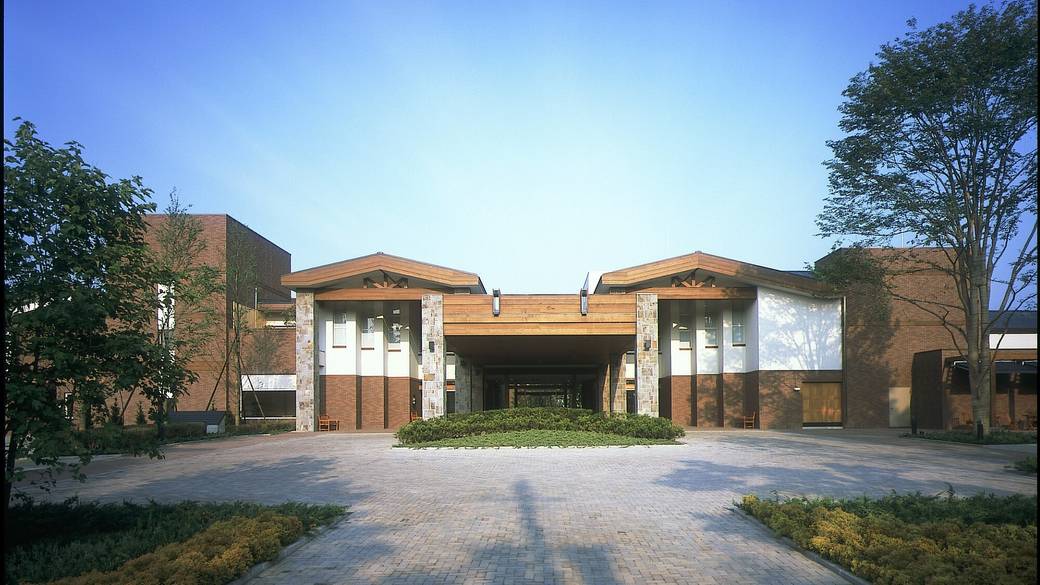 豊かな緑に囲まれた
ホテルにチェックイン / 1