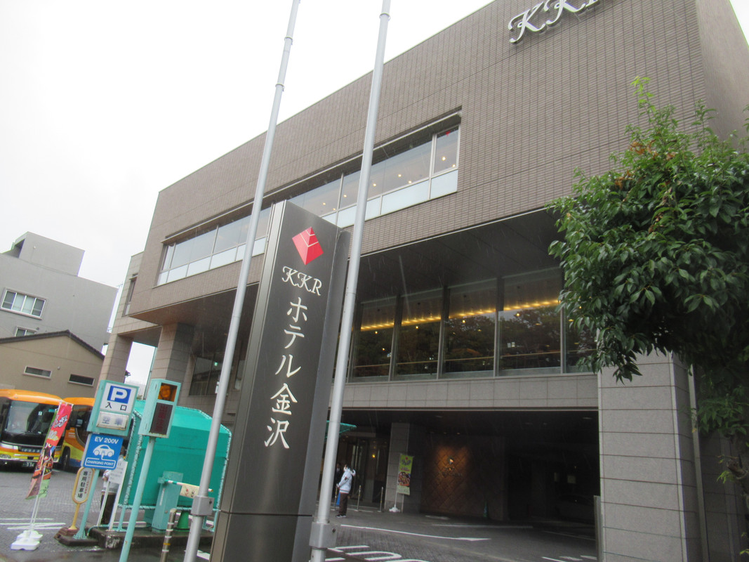 お堀端にあります