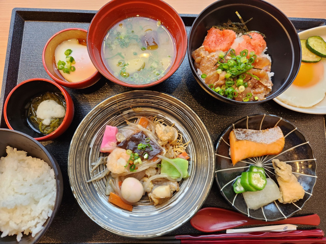 朝食は、あじたたき丼、皿うどん